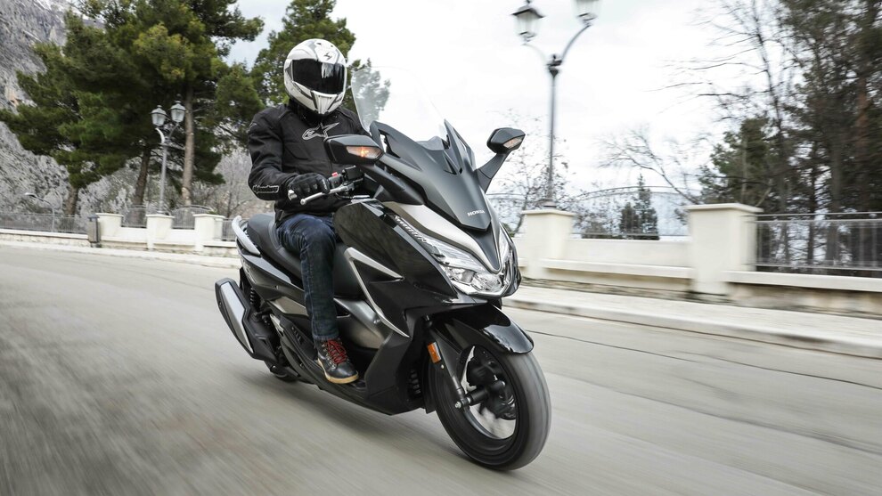 Honda Forza 350, in sella al rinnovato maxi-scooter di media cilindrata:  dinamicità e comfort sempre al top