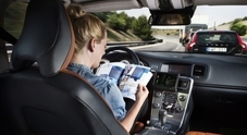 UE sulla guida autonoma, meno incidenti ma altri rischi per passeggeri e pedoni. Rapporto sull’AI dell’Agenzia per la cybersicurezza