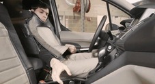 Self-driving car, Ford sperimenta le reazioni dei passanti grazie ad un conducente travestito da sedile