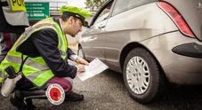 Vacanze sicure, controlli Polstrada: pneumatici lisci per un'auto su quattro