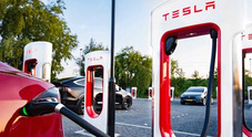 Tesla apre la sua rete di ricarica “supercharger” anche in Usa. Disponibile per altri brand dal 2024