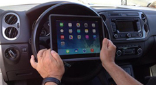 Smart working con il tablet sul volante mentre guida l’auto in autostrada. Fermato e multato dalla Polstrada