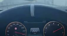 Caccia al tedesco che sfreccia a 301 km/h sull’Autofiori e si vanta su Instagram Video