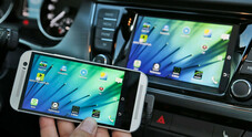 Pericolose distrazioni con uso display touch in auto come per lo smartphone. Riforma Codice della Strada affronta il tema
