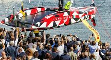 Luna Rossa, varata a Cagliari la nuova imbarcazione camouflage: si riparte col varo della madrina Miuccia Prada
