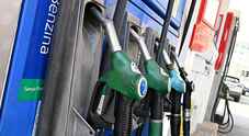 Benzina, leggeri rialzi: verde sopra 1,86 euro al litro. Il prezzo medio del gasolio al self è di 1,82 euro al litro