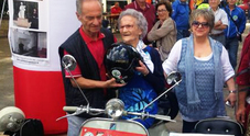 A 105 anni nonna-vespista: «Andate in Vespa ma con il casco». Spot pro-sicurezza al raduno di Città di Castello