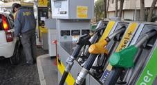 Benzina ancora in calo, al self è a 1,917 euro/litro. Gasolio self a 1,886 euro/litro. Metano ancora in salita, tocca i 2,635 euro