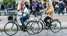 Far west in città: la legge autorizza le bici a fare quello che gli pare. Con immensi rischi per i ciclisti