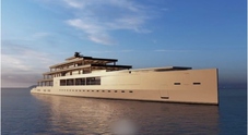 Super yacht da 130 metri, Poetry consente di fare un tuffo nell'oceano dalla piscina sul mare