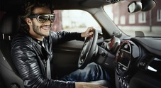 Al volante con occhiali a realtà aumentata per una guida più sicura. Proietteranno ostacoli e pericoli
