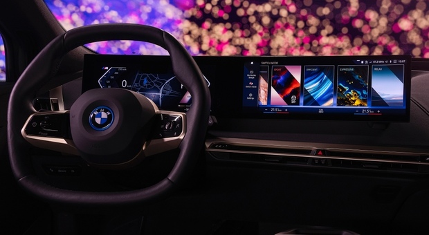 BMW, mit Filmleinwand im Auto.  Ein neues Unterhaltungserlebnis für die Fondpassagiere