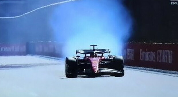 Alla Ferrari di Leclerc esplode il motore in pieno rettilineo a Baku