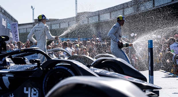 de Vries e Vandoorne festeggiano il primo e terzo posto delle loro Mercedes nel secondo EPrix di Berlino