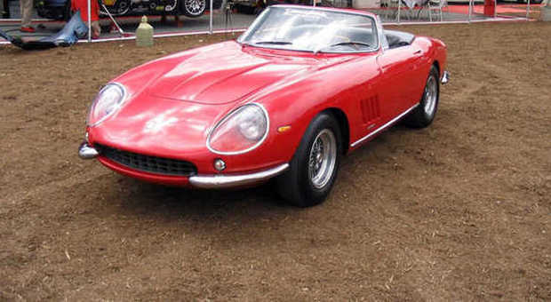 La bellissima Ferrari 275/4 Nart Spider venduta all'asta a Monterey per oltre 20 milioni di euro