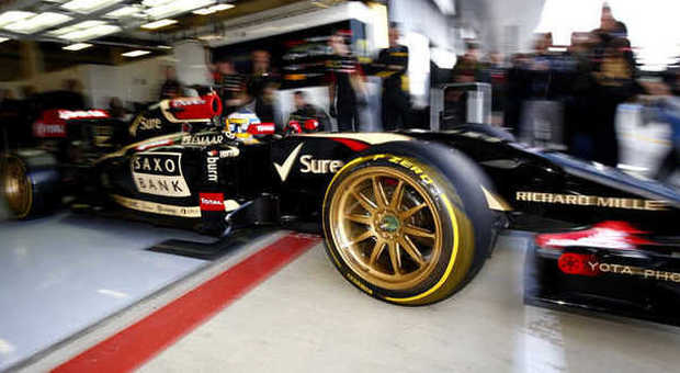 La Lotus esce dai box di Silvestone con le nuove Pirelli da 18 pollici