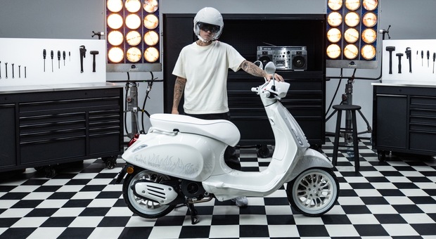 Vespa con Justin Bieber, un esclusivo modello dell'iconico scooter pensato e disegnato dalla popstar 