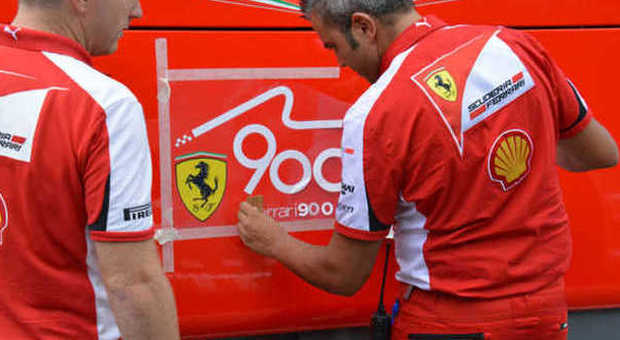 Gli adesivi con la scritta 900 GP sui mezzi Ferrari