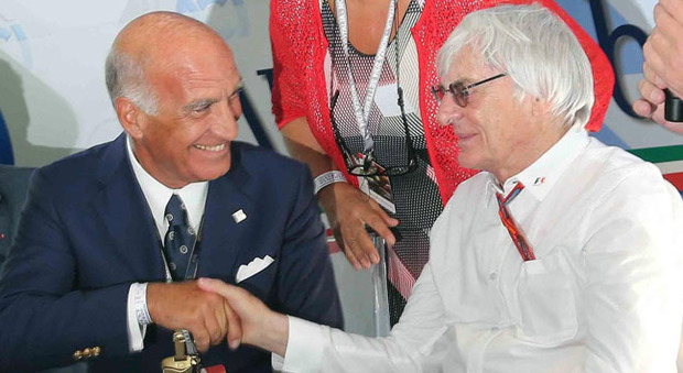 Il presidente dell'Aci Angelo Sticchi Damiani (a sinistra) stringe la mano a Bernie Ecclestone presidente della FOM