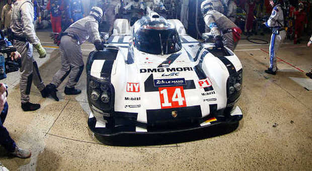 La Porsche numero 14 durante le qualifiche di ieri notte