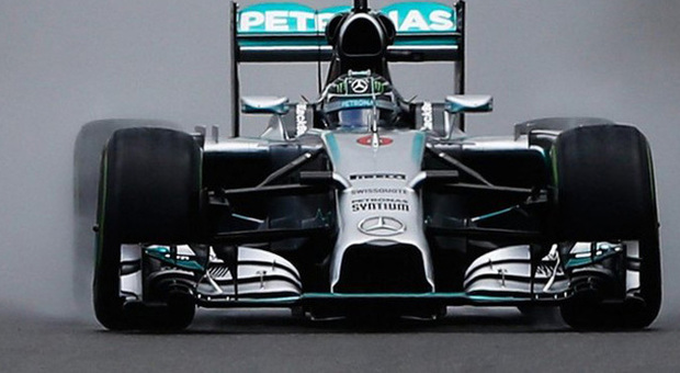 La Mercedes di Nico Rosberg sulla pista di Spa allagata