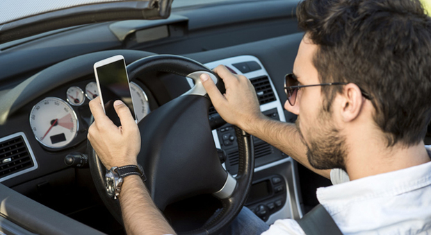 Usare il cellulare mentre si guida è un comportamento pericoloso