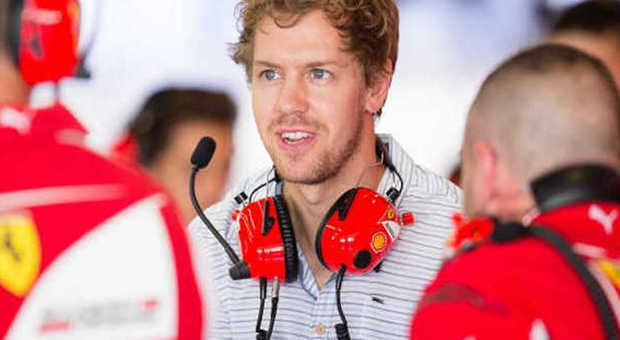 Sebastian Vettel con le cuffie rosse al box Ferrari ad Abu Dhabi
