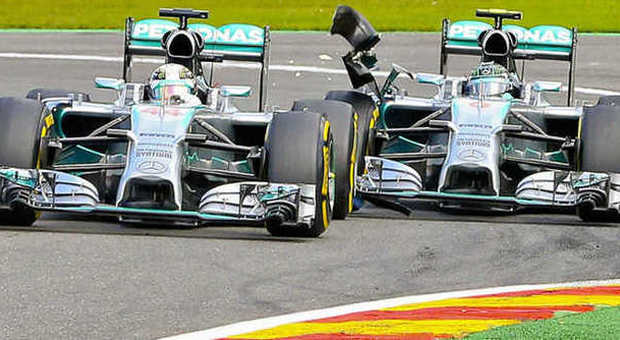 Lewis ed Hamilton si toccano al secondo giro del GP del Belgio