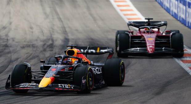 Max Verstappen con la Red Bull precede Charles Leclerc con la Ferrari a Miami