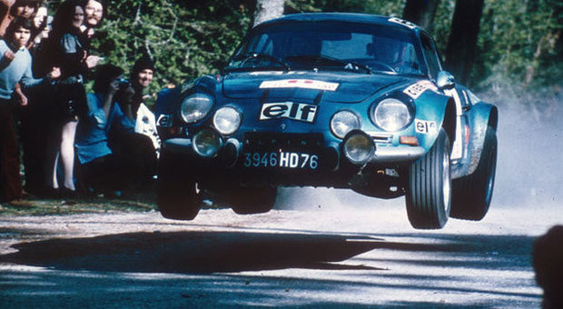 La mitica Alpine A110 impegnata in un salto all'epoca in cui era protagonista dei rally