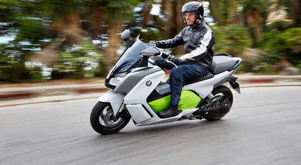 Lo scooter elettrico C Evolution della BMW durante la prova su strada