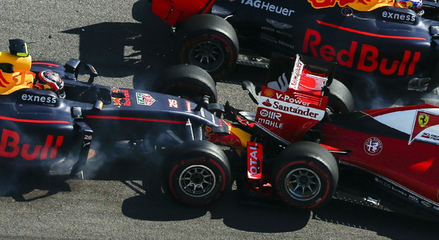 L'incidente a Sochi fra Kvyat e Vettel