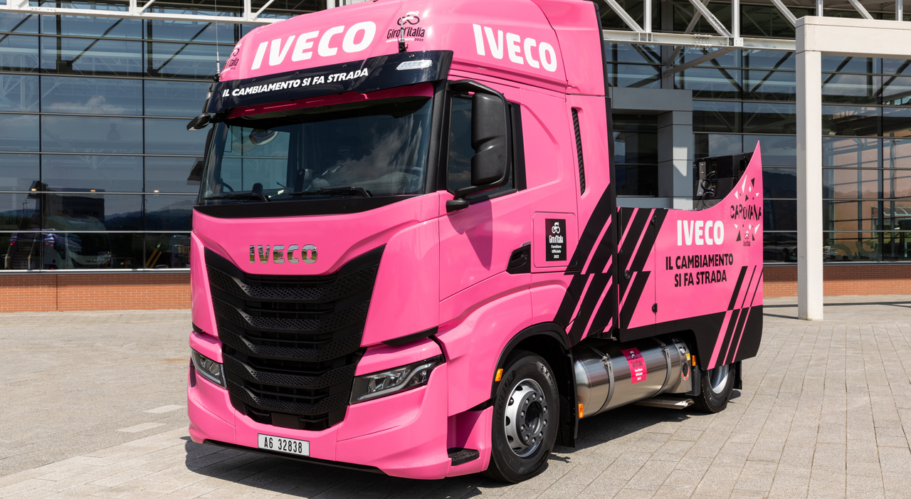 L'Iveco S-Way Natural Gas con i colori del Giro d'Italia