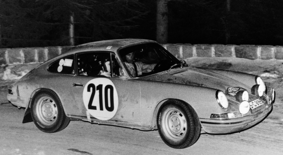 I vincitori Elford-Stone al Rally di Montecarlo del 1968 con la Porsche 911T