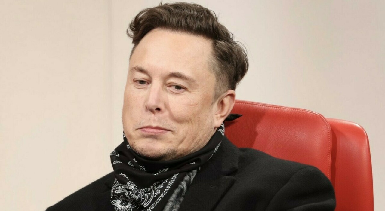 Un pensieroso Elon Musk, patron di Tesla