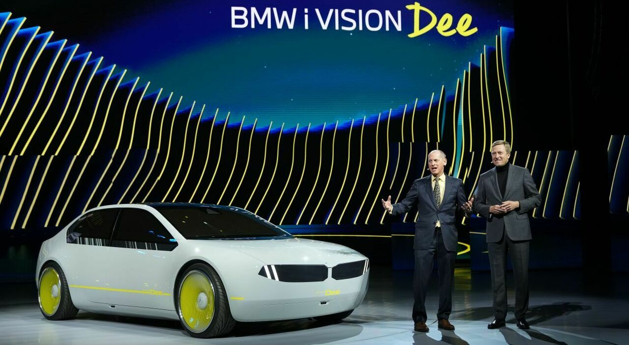 Oliver Zipse, presidente del consiglio di amministrazione di Bmw AG svela i Vision Dee a Las Vegas