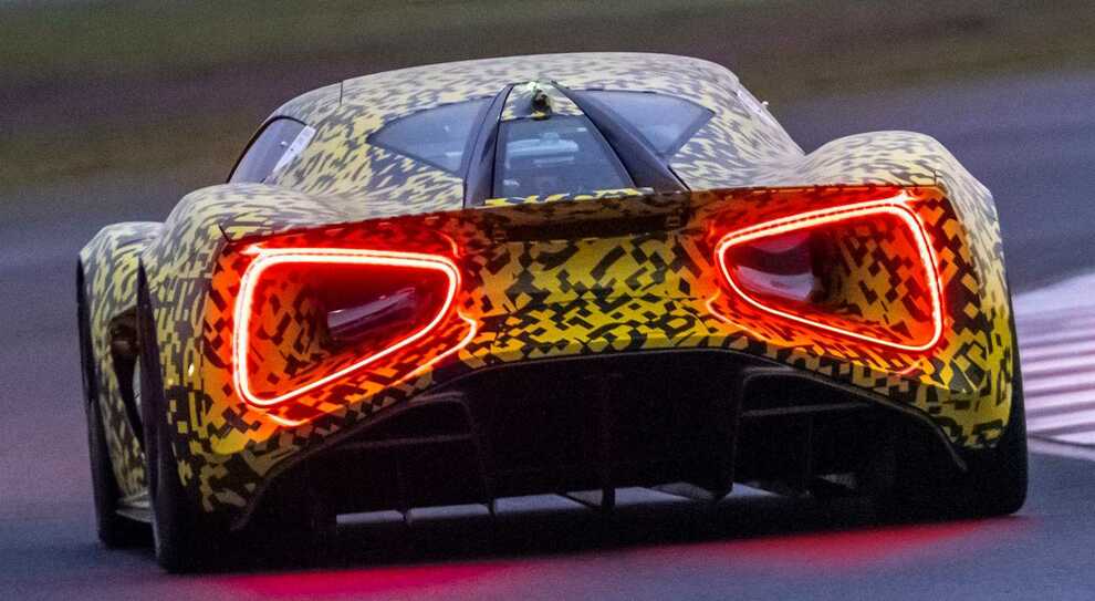 Il posteriore della Lotus Evija durante i test finali in pista