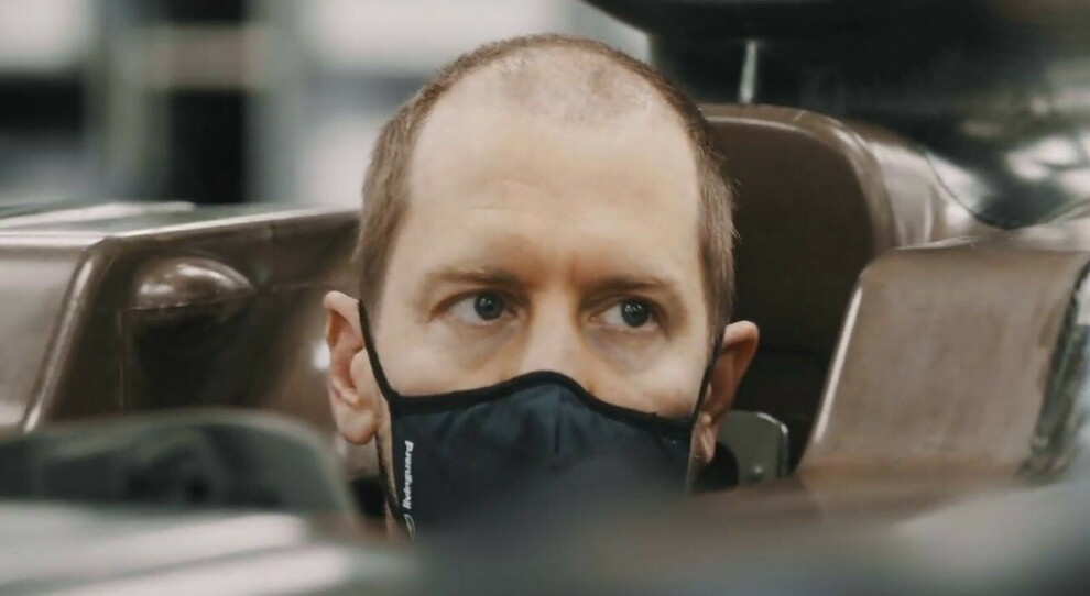Il nuovo look molto stempiato di Sebastian Vettel