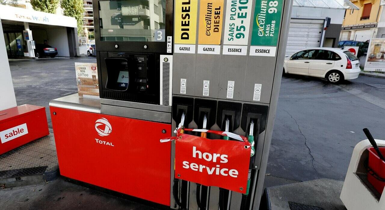 Una pompa di benzina chiusa in Francia per mancanza di carburante