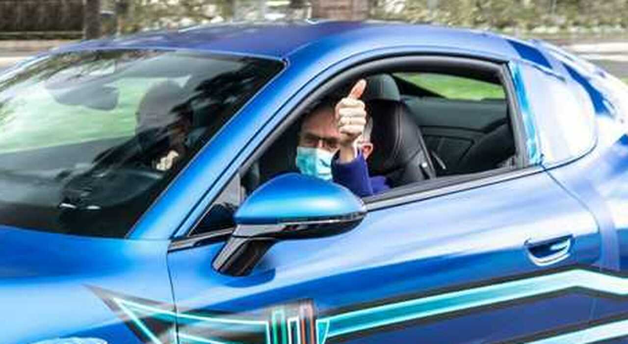 il Ceo di Stellantis Carlos Tavares al volante della nuova Maserati Folgore Granturismo all'EPrix di Roma