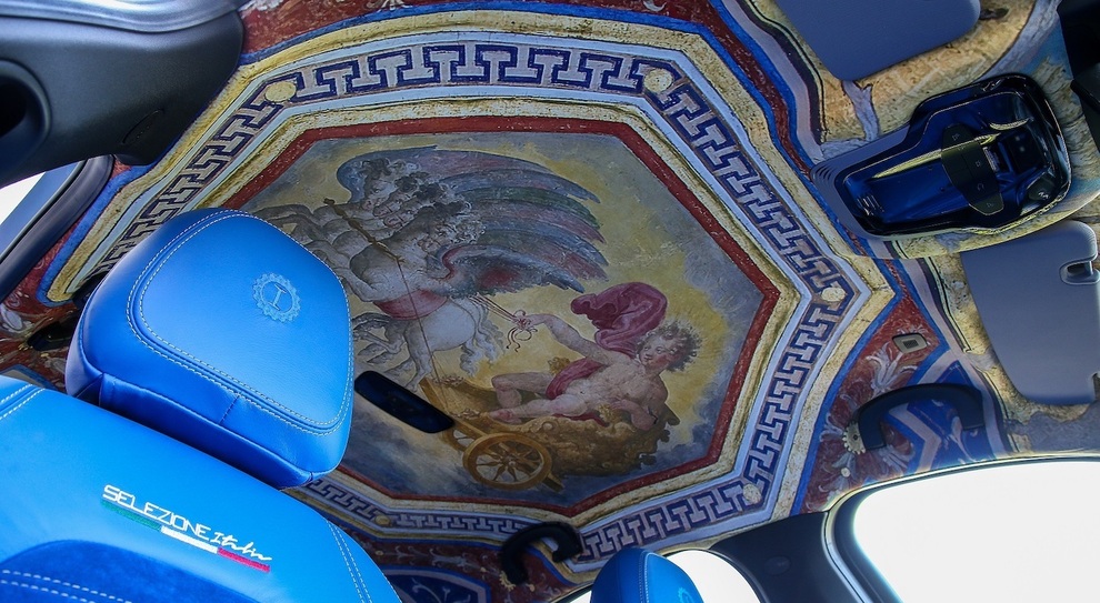 Il cielo in Alcantara dell'Alfa Romeo Giulia Grand Tour che riproduce il soffitto della Sala Papalina del castello Odescalchi di Bracciano. L affresco rappresenta Apollo circondato dallo Zodiaco ed è opera nel 1560 di Taddeo e Federico Zuccari.