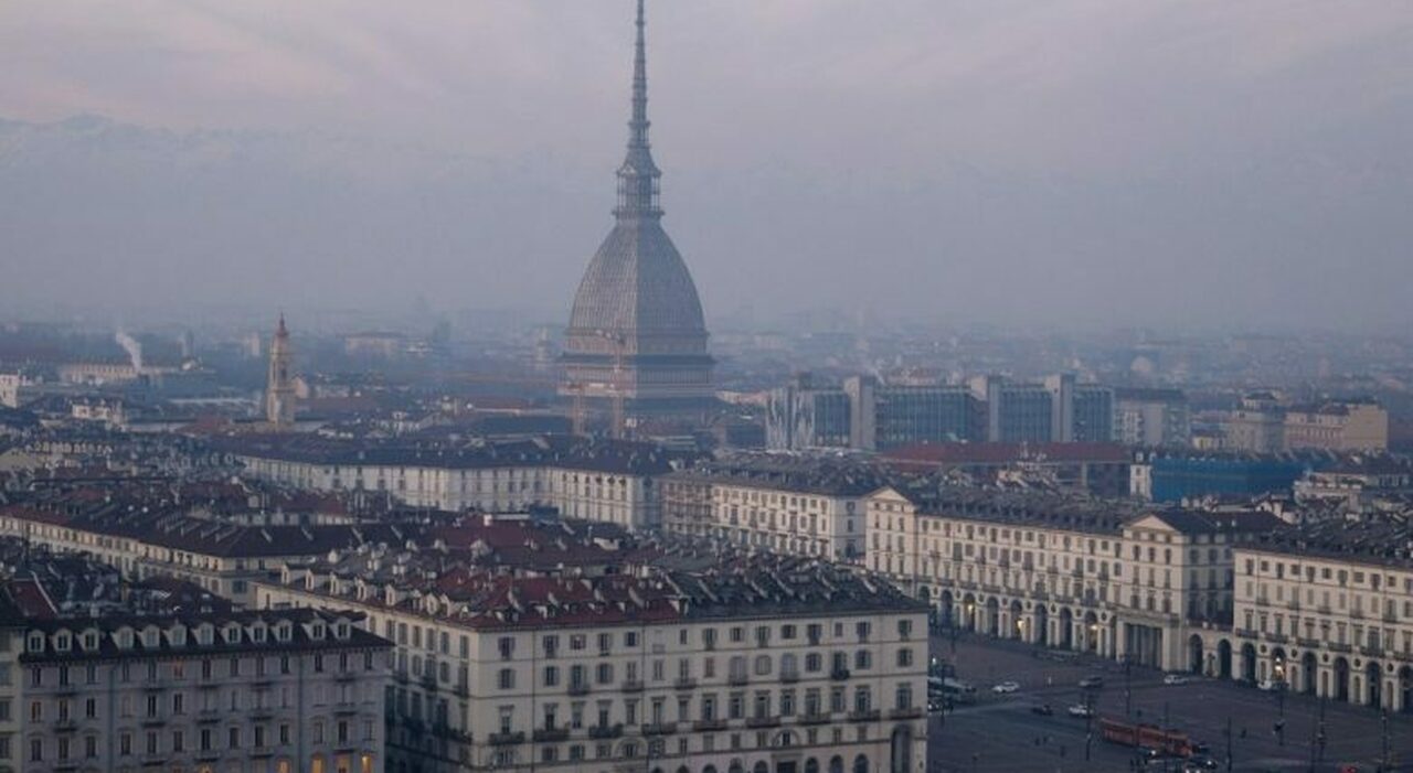 Un veduta di Torino con lo smog