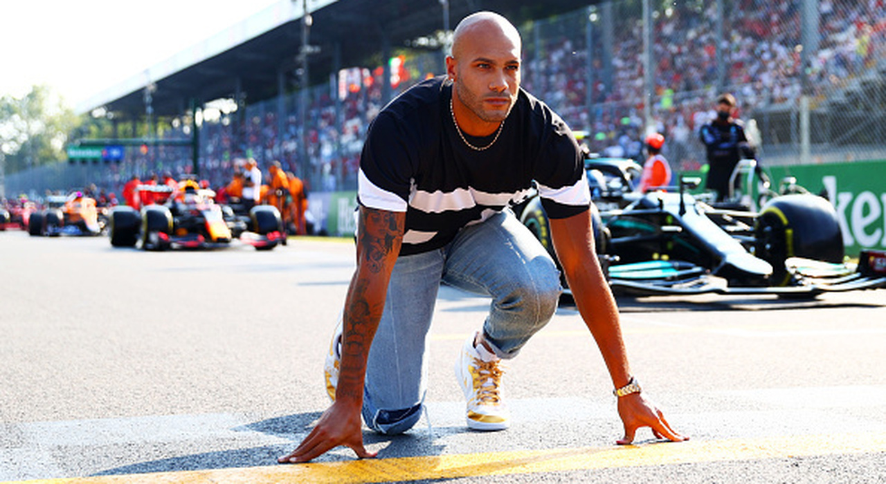 Marcel Jacobs sulla pista di Monza prova una partenza del 100 metri insieme a bolidi di Formula 1