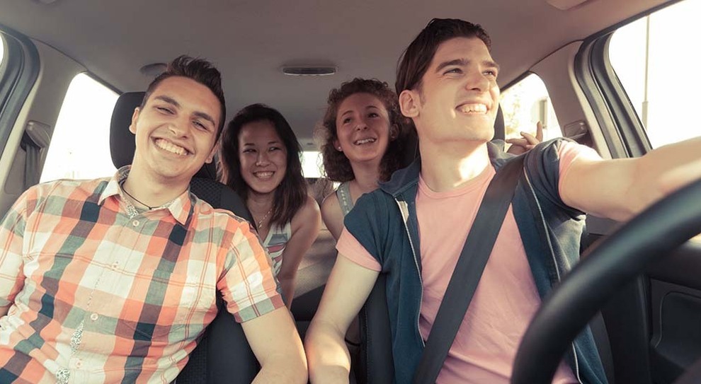 Giovani in auto, sono sempre più interessati i millennials all'acquisto di una vettura
