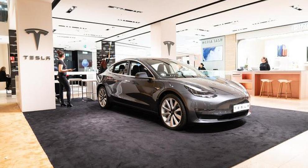 Tesla apre un temporary store a Roma, Model 3 in mostra alla Rinascente: test nel traffico