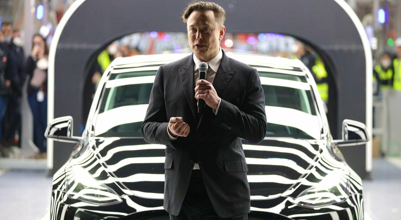 Elon Musk durante l'inaugurazione dello stabilimento in Germania