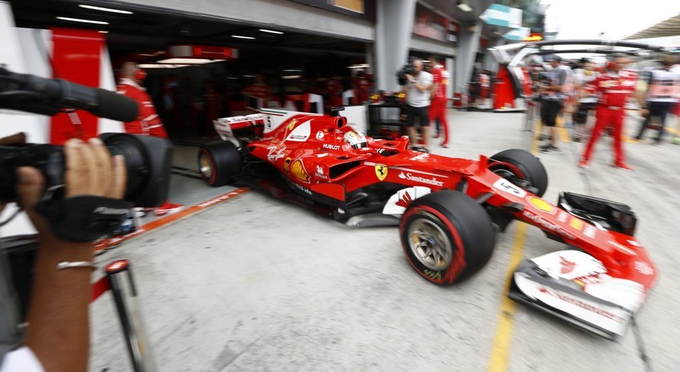 Gp Malesia, problemi al turbo, Vettel choc: parte ultimo, Mondiale a rischio. Hamilton in pole davanti a Raikkonen