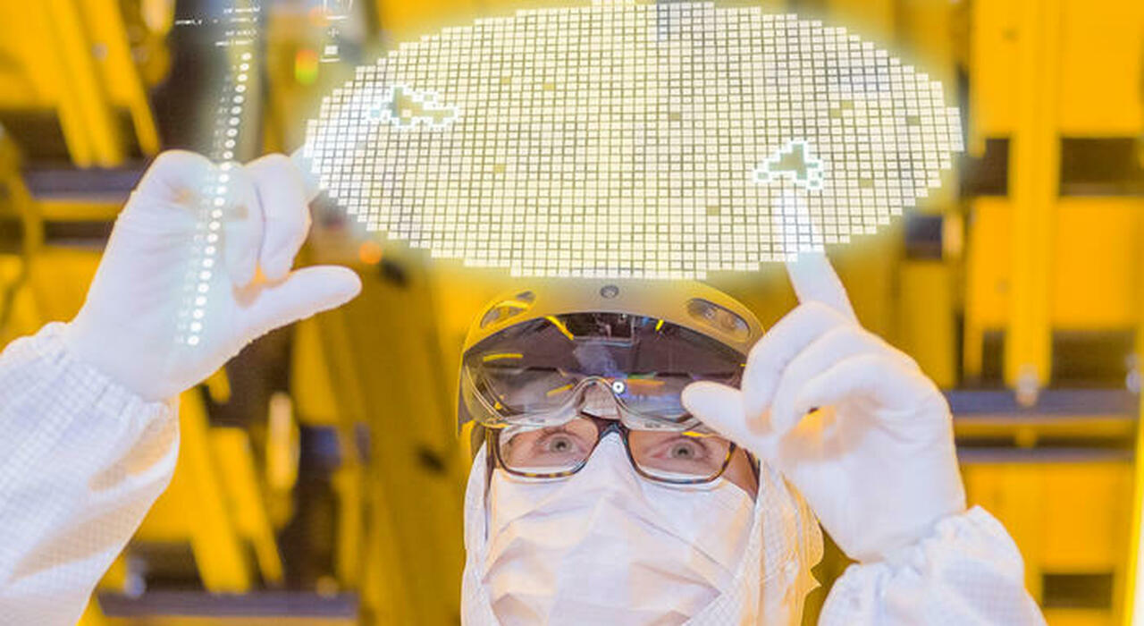 Un tecnico Bosch mentre esegue un controllo di qualità costruttiva nella nuova fabbrica di Dresda