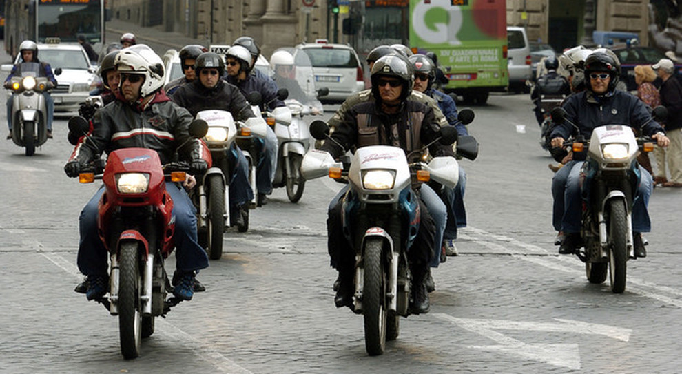 Un gruppo di motociclisti