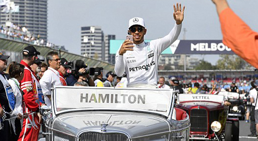 Lewis Hamilton alla Driver's Parade del GP di Melbourne